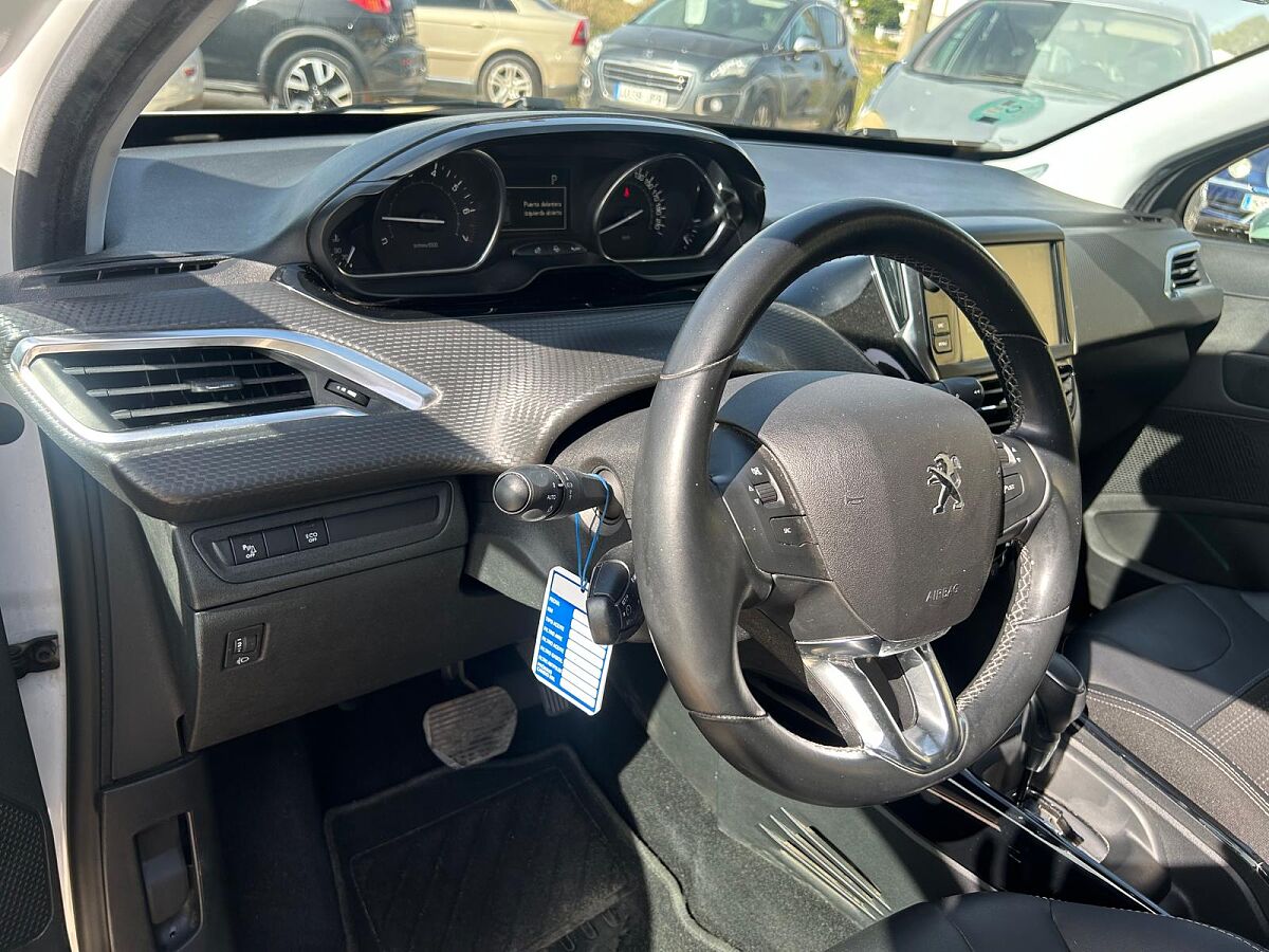 PEUGEOT 2008 ALLURE 1.2 E-THP AUTO SPANISH LHD IN SPAIN 58000 MILES 1 OWNER 2019